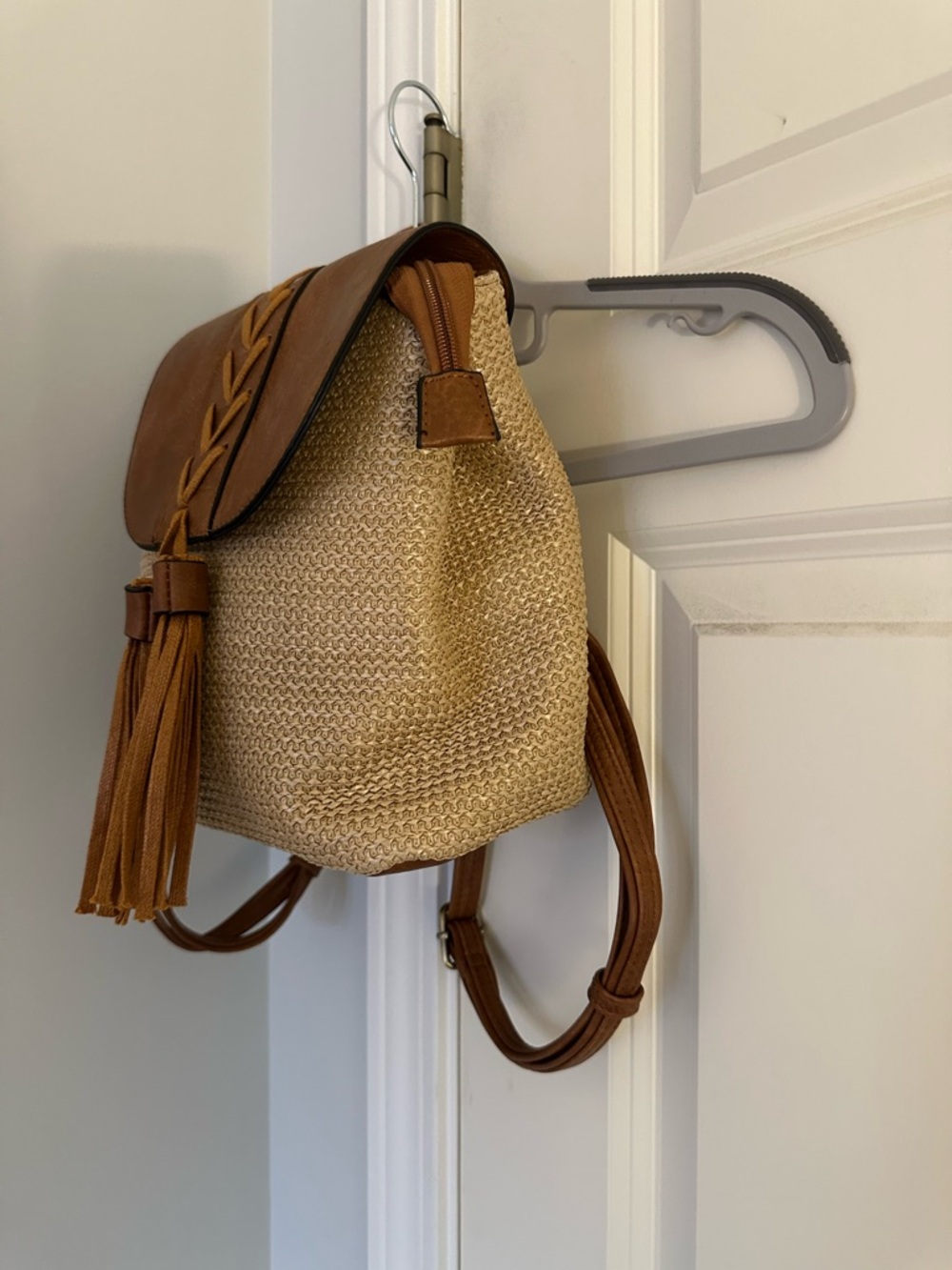 Raffia and Vegan Leather Backpack - Picture 15 of 16